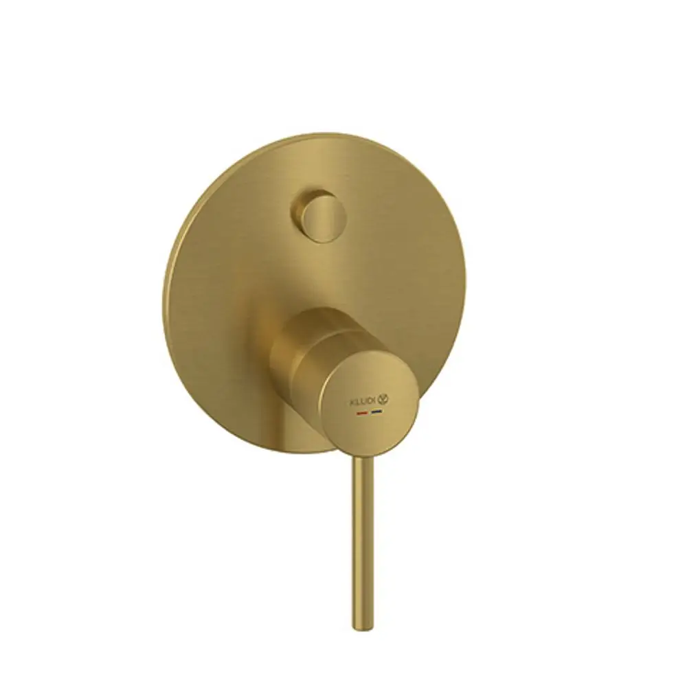 Kludi Wandarmatur in gebürstetem Goldfinish mit runder Plattenbasis und einem zentralen Bedienknopf sowie einem längeren Hebel für die Funktionseinstellung.